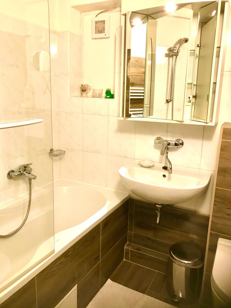 Modernes Badezimmer mit Badewanne, Waschbecken und Spiegelschrank im Haus Feuchtl